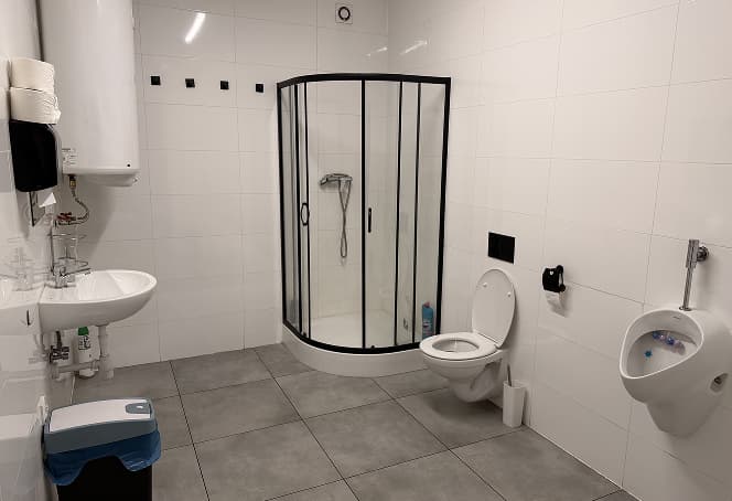 Łazienka z prysznicem dla klientów